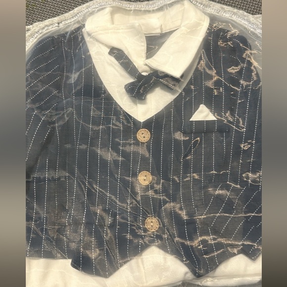 Baby boy romper 9-12 months - Picture 3 of 3